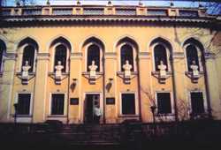 г. Душанбе. Хельмут возле здания Национальной библиотеки, 1989 г.