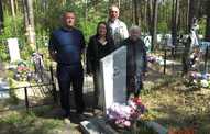 Die Familie am Grab von Olgas Vater