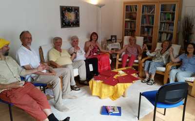 Der soziale Einfluss des gemeinsamen Betens, Andacht im Baháí'-Zentrum Erfurt