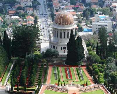 Der Kreis von Zypressen am Schrein des Báb, Haifa, Israel