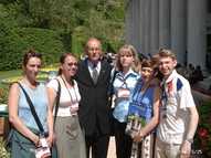 2001 Haifa, Mr. Hooper Dunbar, Jana und Freunde aus Weißrussland bei der Eröffnung des Terrassen 