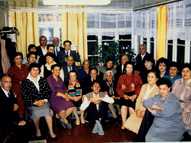 1989 Ashkhabad mit Freunden beim betrachten von Dias über den Baha'i-Glauben