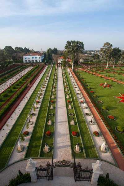 Luftaufnahme des Schreins Bahá'u'lláhs, dem Landhaus von Bahjí und den umliegenden Gärten